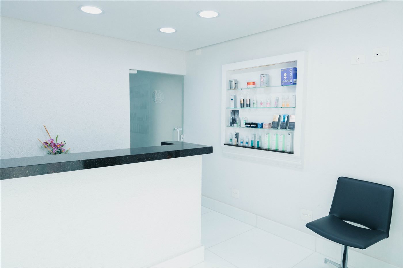 Recepção da clínica da Dra. Camila Miki, dentista em Moema